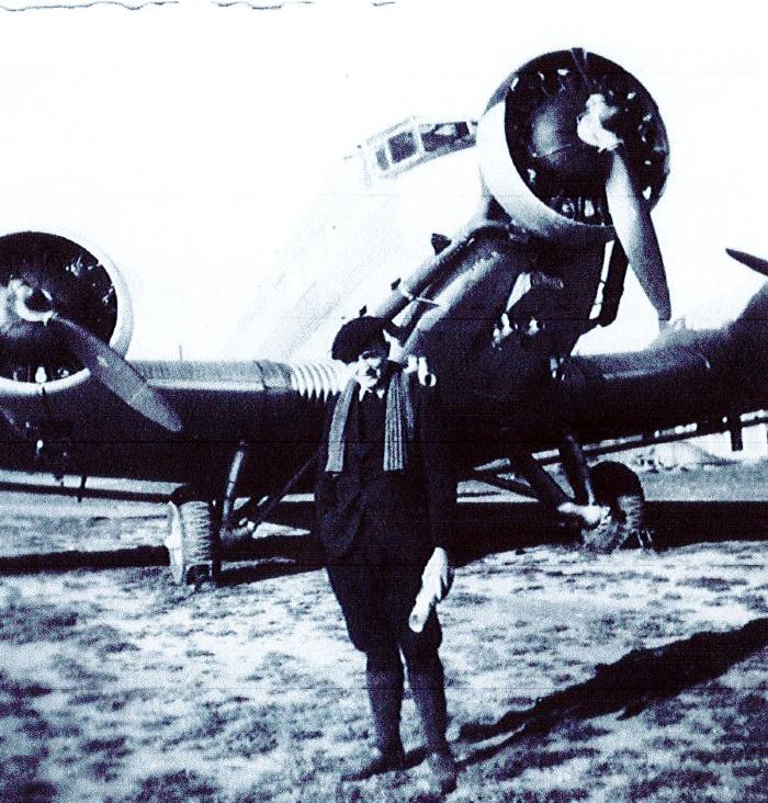 Gaston Malgouyre devant un JU 52 Toucan à la fin des années 40