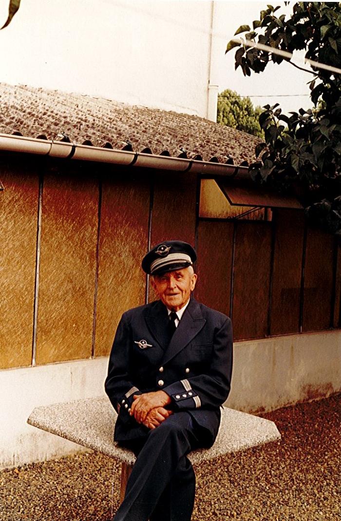 Gaston Malgouyre dans son uniforme de Contrôleur aérien en 1989