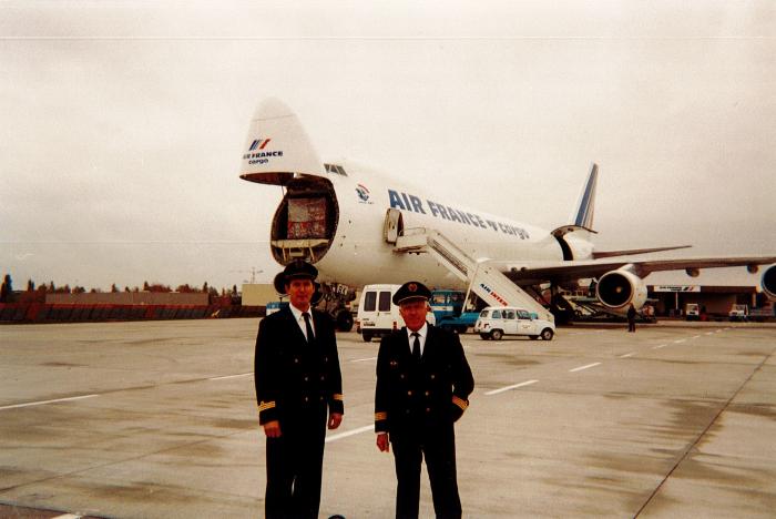 Claude Béchet devant le B-747 Cargo