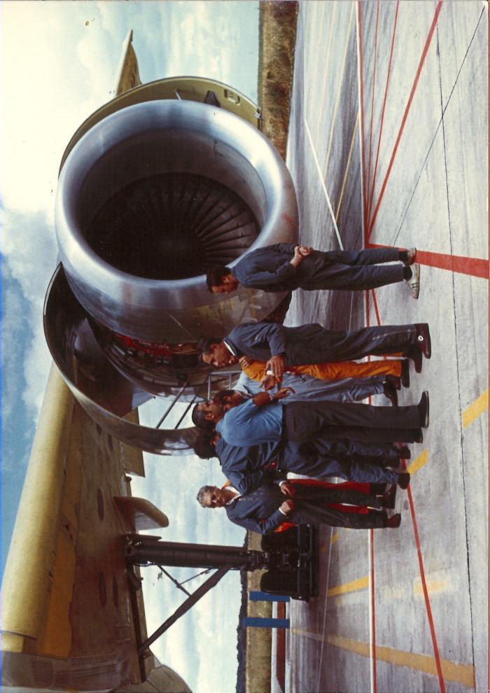 [Equipage et personnels  en discussion devant le moteur de l' A300B MSN 001 ]/Aerospatiale. - s.d. -Tirage papier