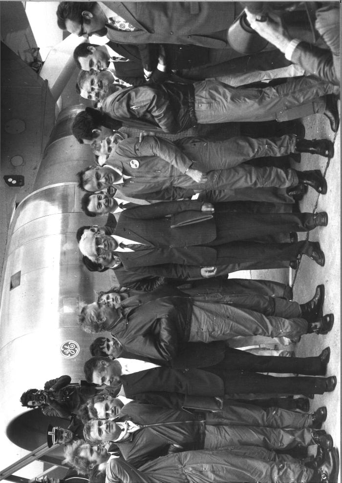 [Pierre caneill, Roméo Zinzoni, Roger Béteille, Max Fischl, Henri Ziegler, Gunter Scherer et Bernard Ziegler devant l'A300B] / JEF. - s.d. Photographie