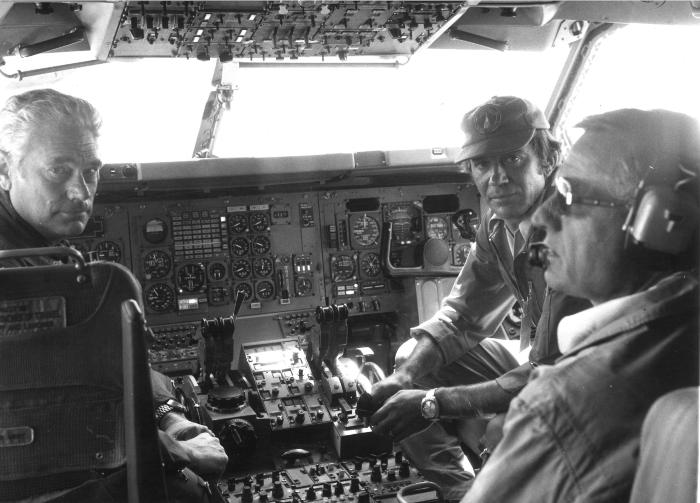 [Max Fischl, Bernard Ziegle et Roméo Zinzoni  dans le poste de pilotage de l'A300B]/Jacques Esparbu. -  s.d. - Photographie.