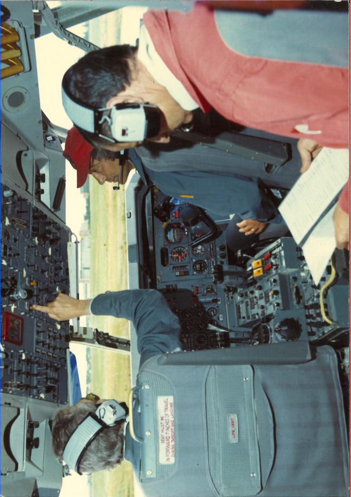 [Max Fischl, Bernard Ziegle et Roméo Zinzoni tenant la check-list dans le poste de pilotage de l'A300B]/Aerospatiale C8760. -  s.d. - Photographie.