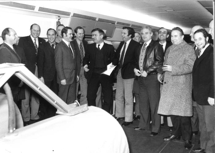 [Visite de l'A300 B 001 Groupe de personnes dont Roméo Zinzoni, Max Fischl et Pierre caneill] / Aerospatiale 028940. -18 janvier 1973. -Photographie.