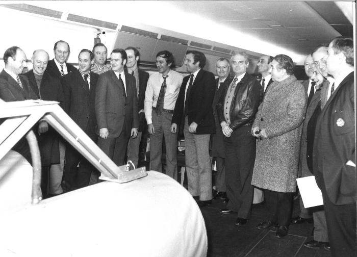 [Visite de l'A300 B 001 Groupe de personnes : deuxième personne en partant de la gauche :  Jean Pinet] / Aerospatiale 028940. -18 janvier 1973. -Photographie.
